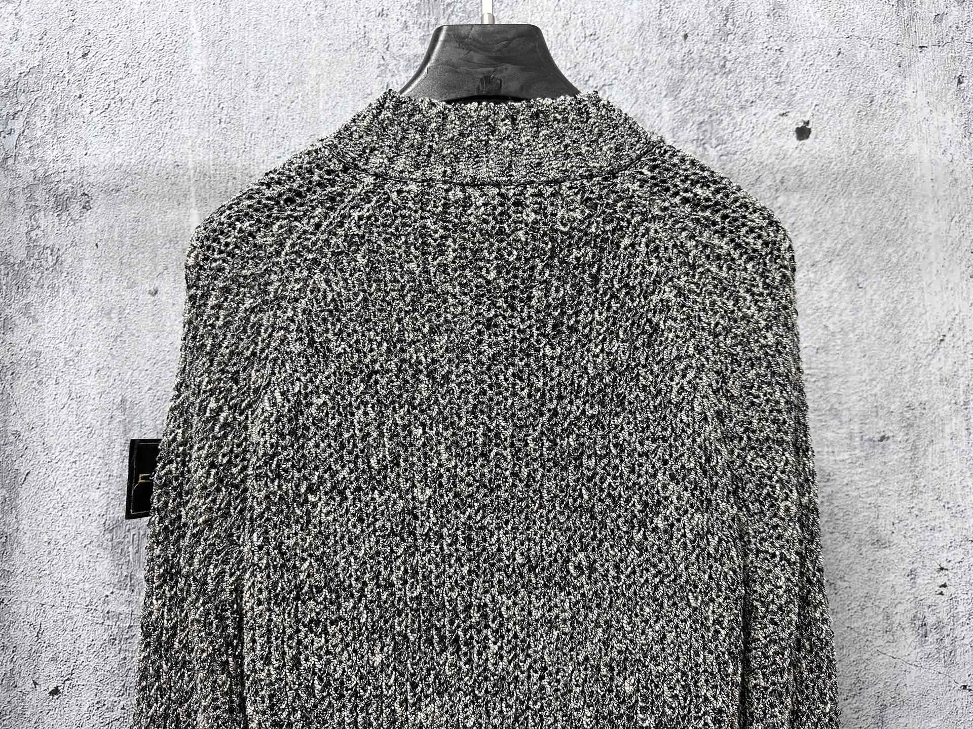 P490 【Stone Island】Stone Island coral sweater jacket Customized dyeing of original yarn has become popular in Xiaohongshu very early. Many Internet celebrity shops are doing it. The products they make can only be said to be unsightly. They are all made of ready-made yarn. This original version is made of 7 yarns of different colors and thicknesses that must be arranged to achieve the original effect. The customization cycle is very For a long time, the molded original version has the same ykk No. 5 special craftsmanship zipper, using an old-fashioned 9-needle thick-thread wool loom (due to low efficiency and high waste, factories pursuing efficiency have abandoned it, and only some big brands still use it). The strongest armband on the entire network, all detailed identification points restore the original inspection level! All Stone Island armbands must have three yellow lines, anything without them is fake! The models before 2021 had four yellow lines, and after 21fw, they all had three. We restored them perfectly. Size:S-M-L